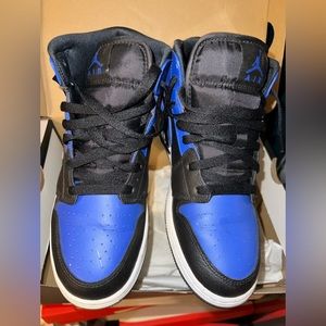 Jordan One Mid youth 7 or women’s 8 1/2